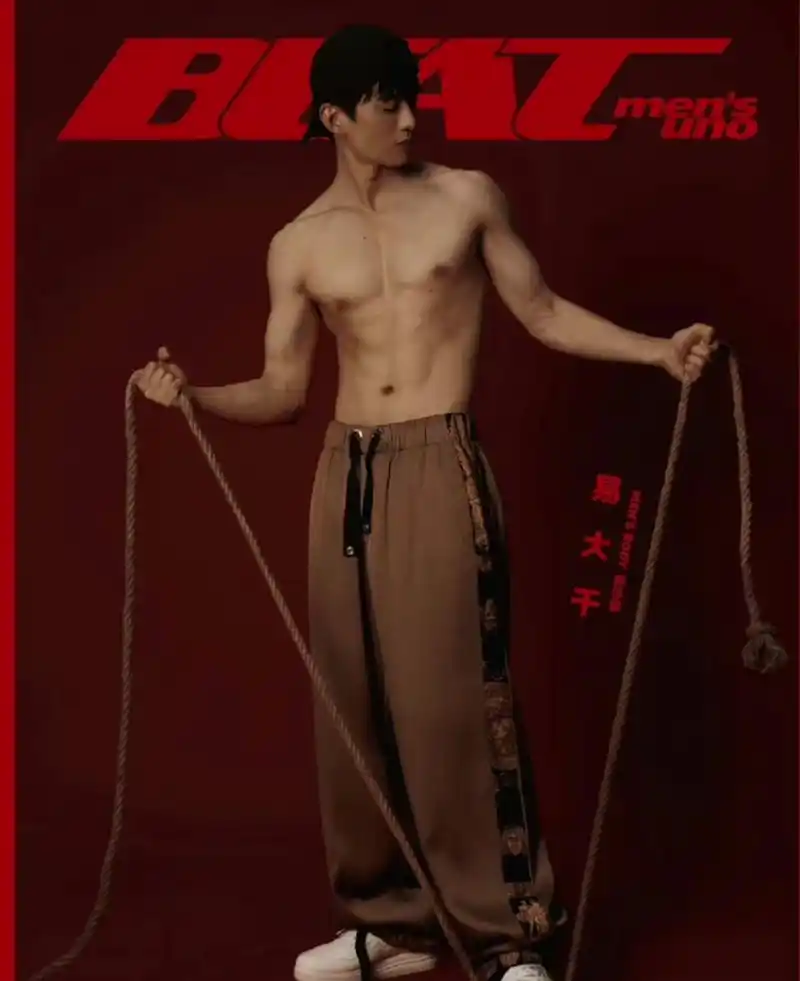 易大千秀肌肉照,刚开始一看我还以为是易烊千玺了.