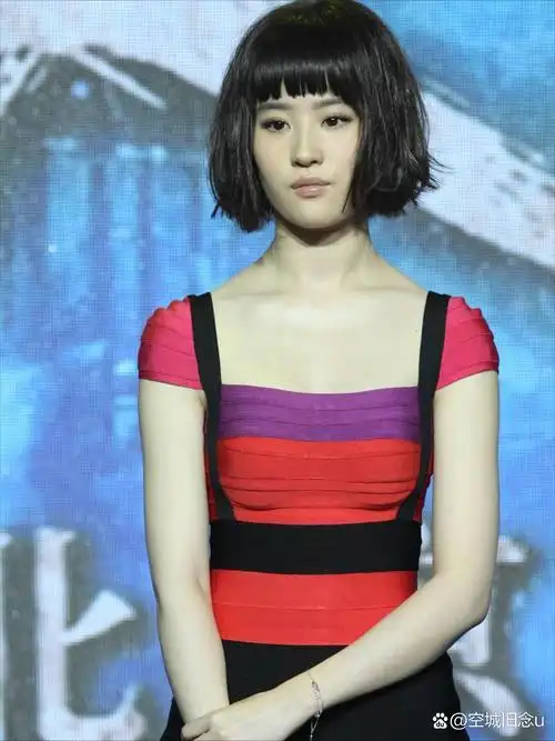 难得一见短发齐刘海的刘亦菲,好美呀.