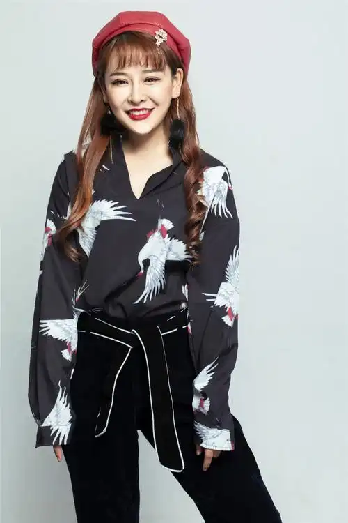 谭艳晒最新时尚写真女版光明爆红抖音