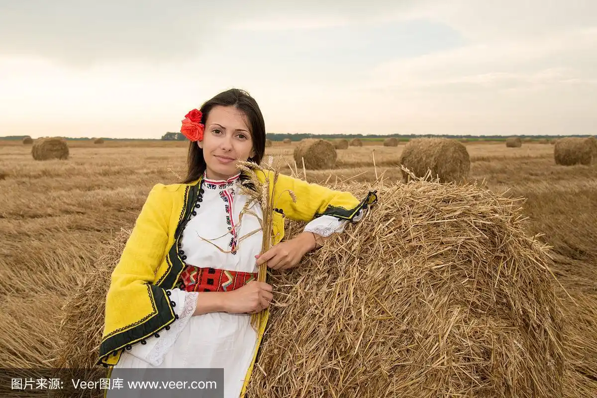 穿着保加利亚民族服装的年轻女子