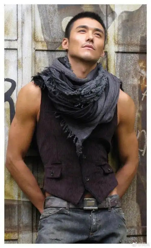 47岁的胡兵帅出颜值巅峰一脸胡须成熟性感满身肌肉男人味十足