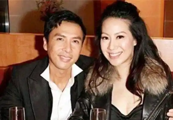 甄子丹如今出席活动也经常会被问及老婆的事,他很大方的和大家分享
