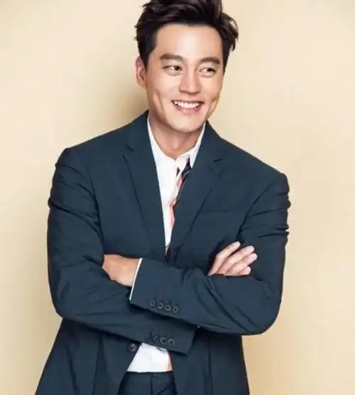 李瑞镇:凭借《火鸟》爆红,曾与金廷恩相恋2年,为何51岁不婚?