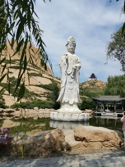 莲花池里一尊观音像,站立在莲花上.