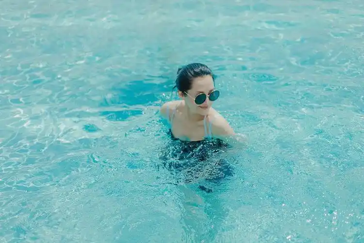 许晴不愧是冻龄女神!清凉泳装照曝光从小美到大