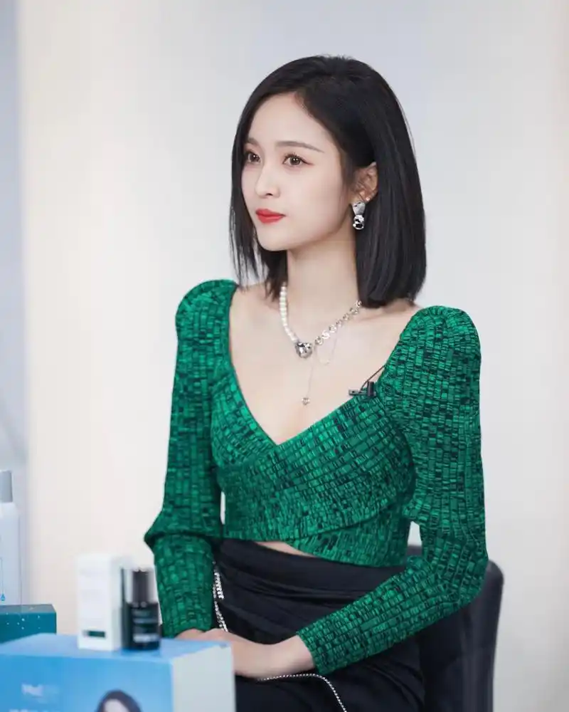 吴宣仪#  短发清爽又有气质,深v绿上衣性感有气质! 676767