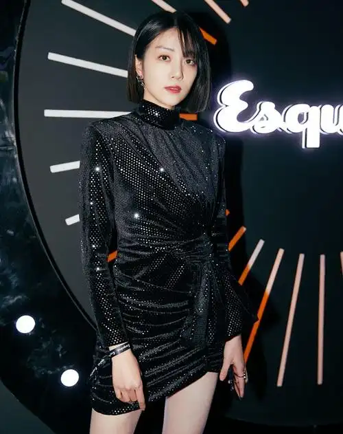 本以为李溪芮的身材很安全当她穿上亮片短裙这才是瘦而不柴