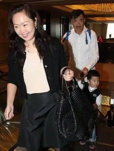 62岁刘威全家福,小13岁妻子终曝光,何晴杨若兮两大美人情何以堪_王晓