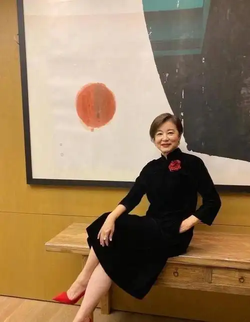 65岁林青霞热舞庆生老公身后守候力破婚变传闻手戴巨钻太抢镜