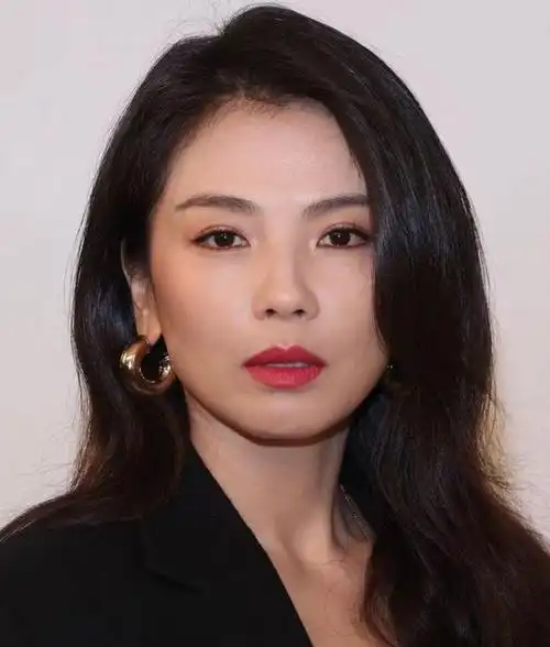 刘涛巴黎活动生图美出圈网友她越来越少女了