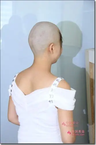 正文    妙龄白衣女郎,性情温和,漂亮,人也特别爱笑,分次做了多个发型