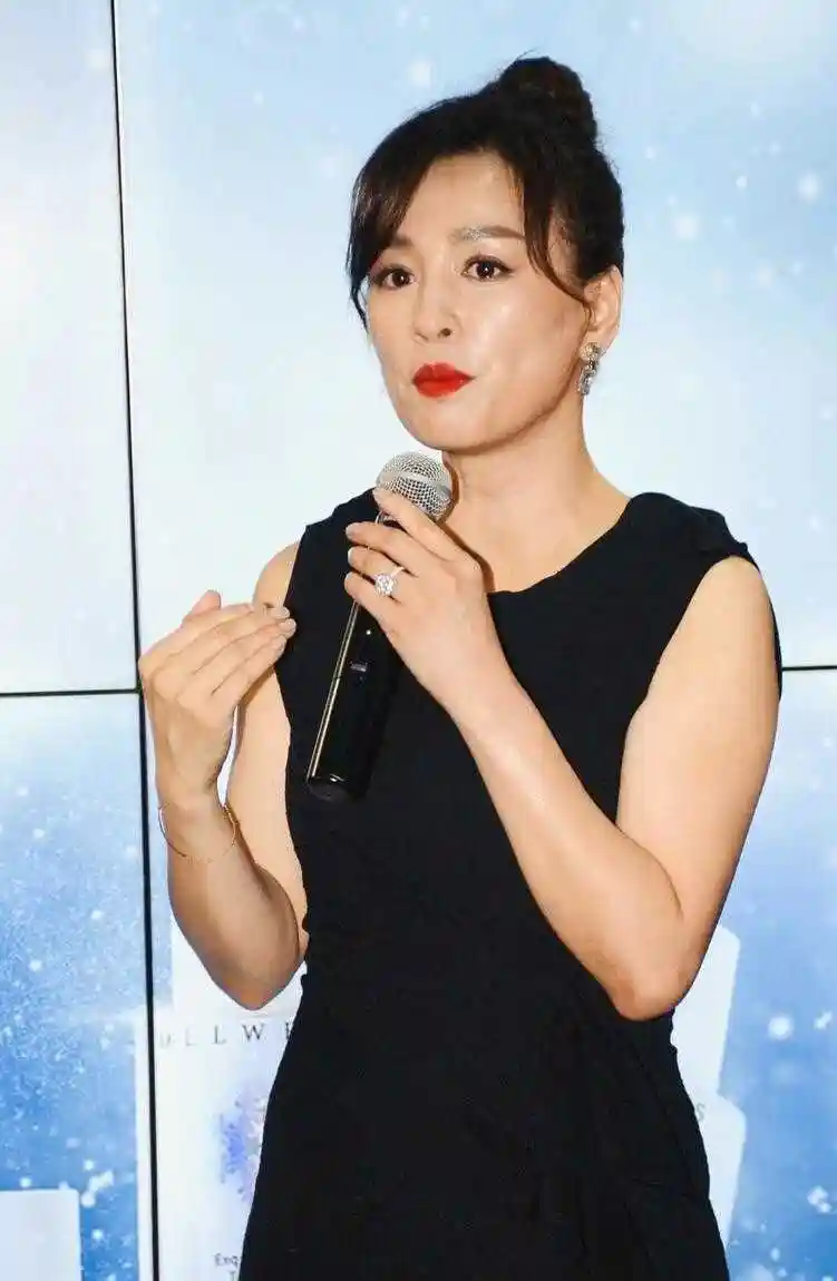 50岁张庭无滤镜好抗打,一袭无袖裙配丸子头,皮肤状态好极了