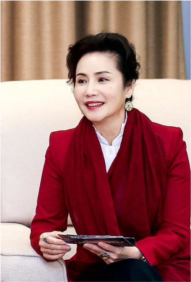 原创央视主播徐俐退休太可惜!穿西装美艳又端庄,60岁气质赢过女明星