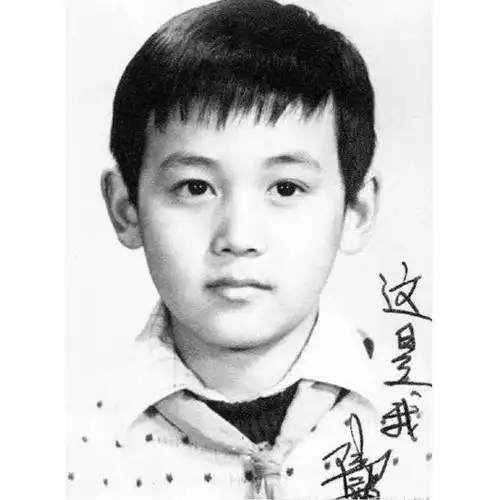 蜜汁微笑可以看出是陈伟霆果然是个不老神话,竟然一点都没变,何炅李