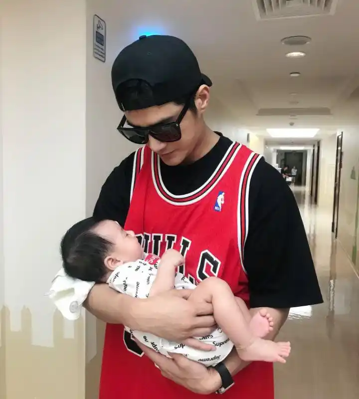 4个月宝宝会爬了?姜潮的儿子戴墨镜开大g,麦迪娜蹲旁边小心扶着