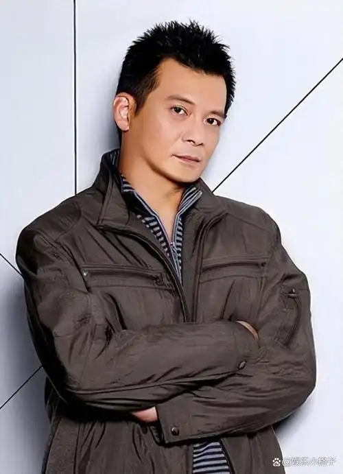 黄日华身着黑西装,站在墓前的景象与太阳西下形成鲜明对比,墓园弥漫着