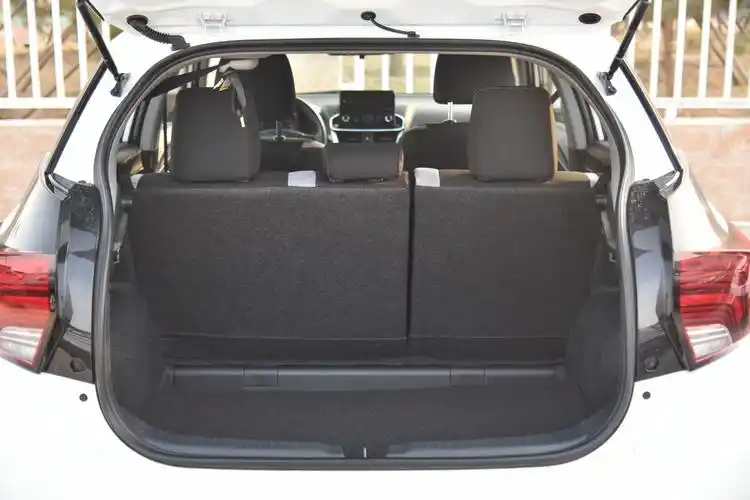 如果需要装一些较大的物件,后排座椅还支持比例放倒,足以满足家用