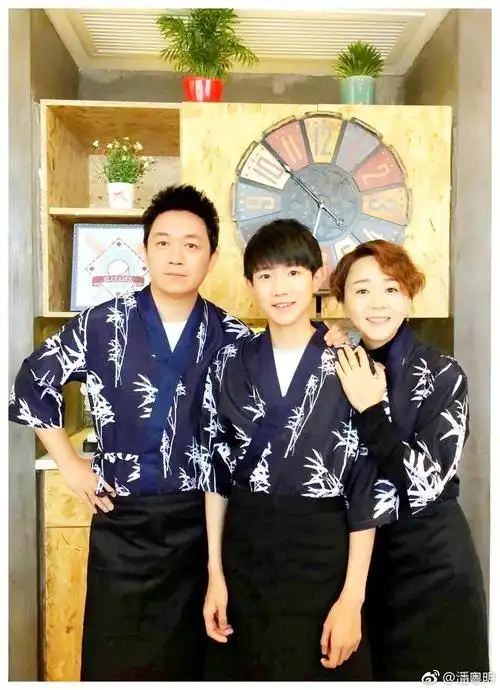 [tfboys][新闻]170802 王源点赞"爸爸"微博 "一家三口"画面温馨