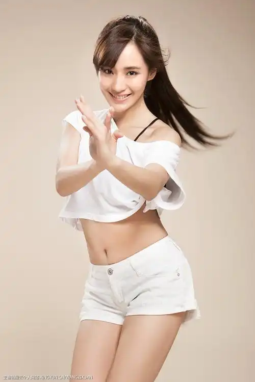 新国民女神"秋雅"爆红 海量大尺度性感大片遭疯传