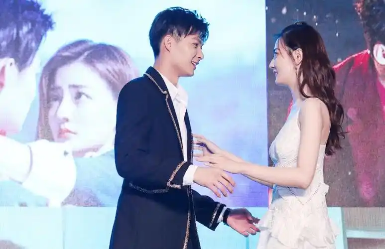 徐璐已成单身状态,前男友自称已于年底分手,网友称渣男真多 __凤凰网