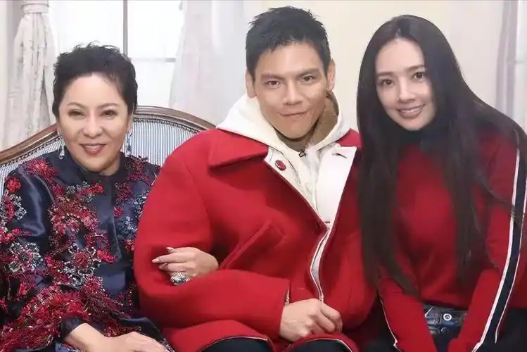 郭碧婷同向太出席活动,身体发福毫无明星样,与婆婆同框似亲母女_向佐