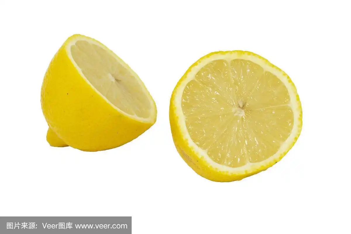 一种黄色的柠檬水果,切成两半,孤立在白色的背景上