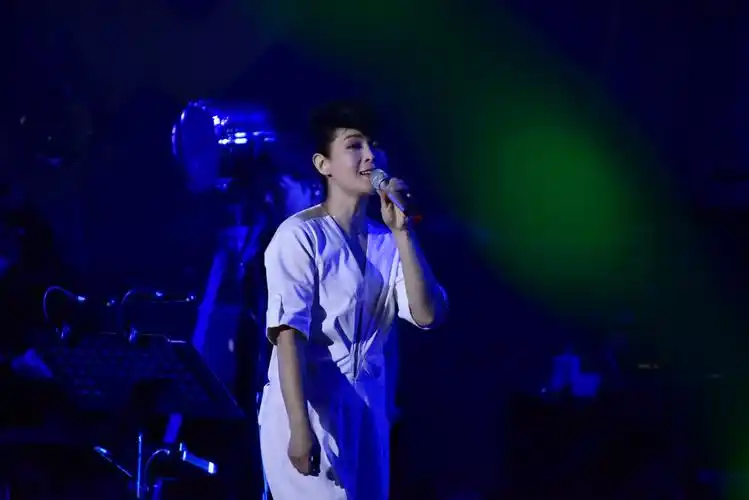 后半生无所畏惧",用这句话来形容刘若英再合适不过,不仅专注唱歌,她在