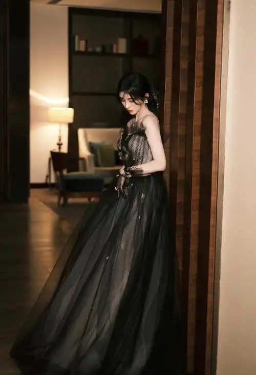 鞠婧祎参加腾讯视频拾光盛典一袭抹胸黑网纱连衣裙性感优雅