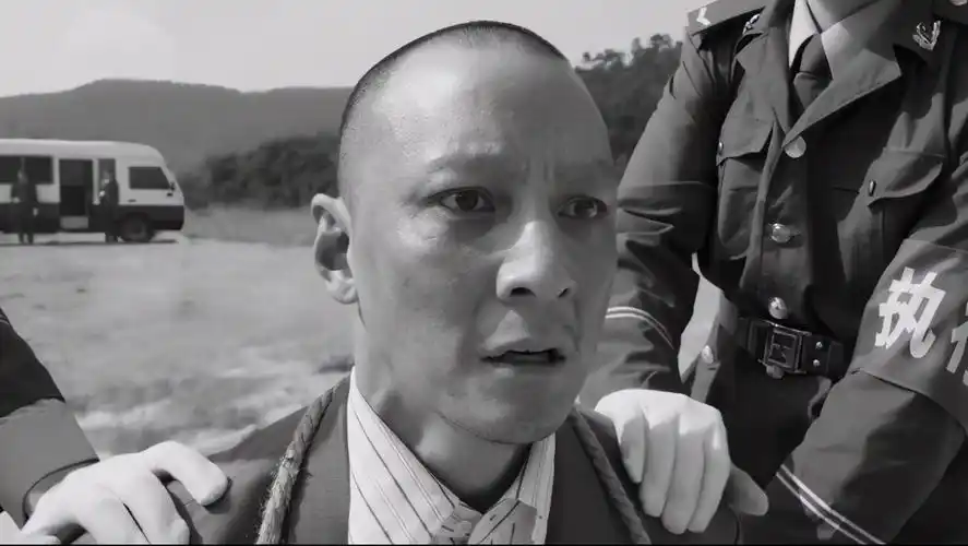 《除暴》吴彦祖假发太出戏,狗啃刘海披肩发,网友:我强迫症犯了