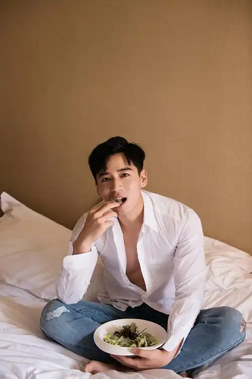 魏千翔居家风写真曝光 自带温柔光环引人视线 - 360娱乐,你开心就好