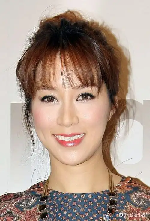 徐子淇真是阔太界典范穿拼色连衣裙扎丸子头气质高贵美成焦点