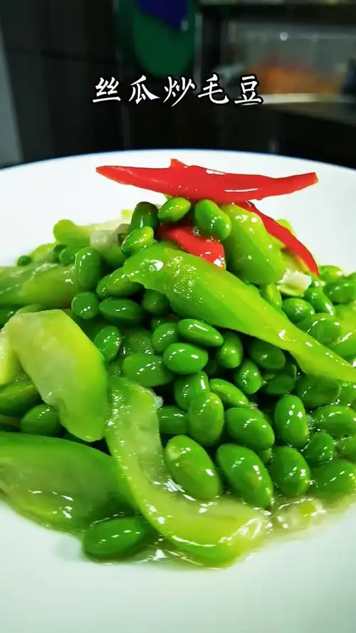 夏季没胃口,想吃点清淡的,丝瓜炒毛豆,很清爽.