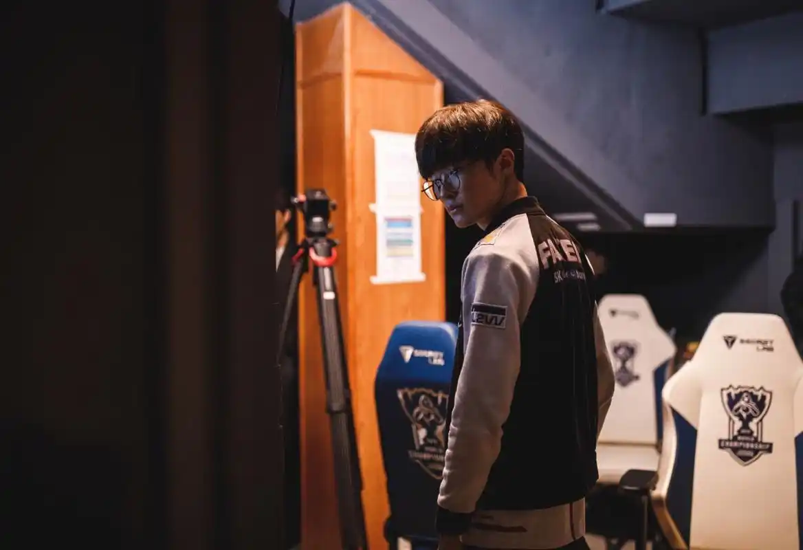 英雄总有迟暮时?继s7失落回眸之后,faker采访时动作让人心疼