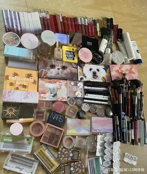 现在人是去上大学还是干啥的?表妹开学背一堆化妆品去学校