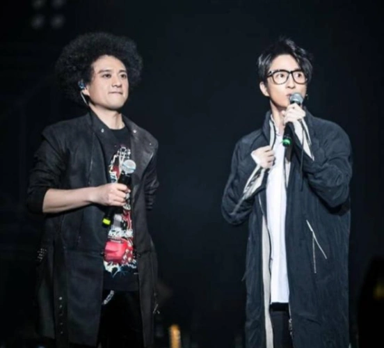 薛之谦陪赵英俊走完最后一程,却反遭人质疑谩骂,称其吃人血馒头