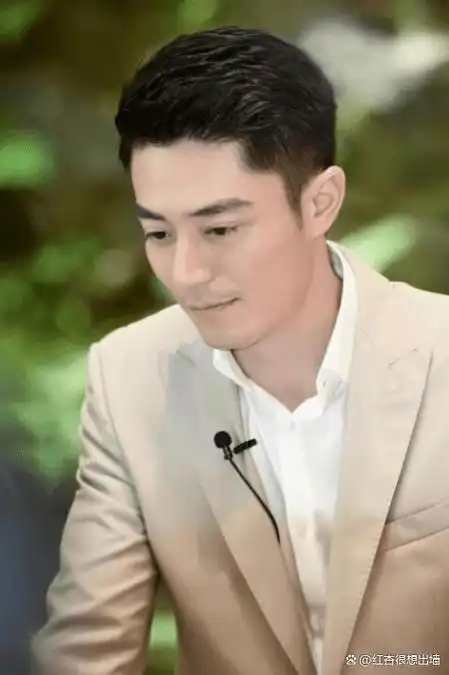 43岁霍建华展现亲民明星风度,与女粉丝拍合影,展现高度亲和力.