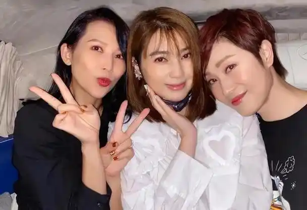 泰国偶遇洪欣,又高又瘦,白的发光 52岁的颜值气质都无可挑剔!