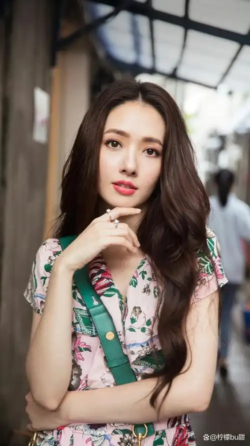 台湾女演员郭碧婷笑容甜美温暖温婉可人