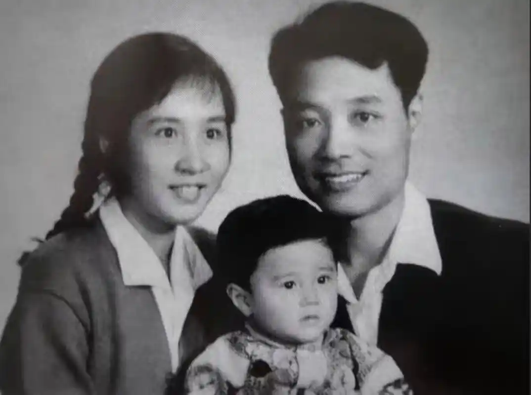 蔡国庆小时候和父母,弟弟的照片.