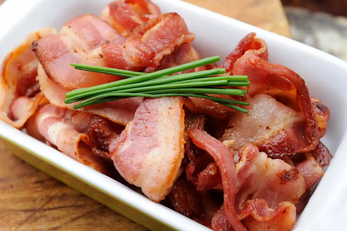 卤猪头肉是一道美味可口的中式菜肴,口感鲜美,适合搭配米饭或面条食用