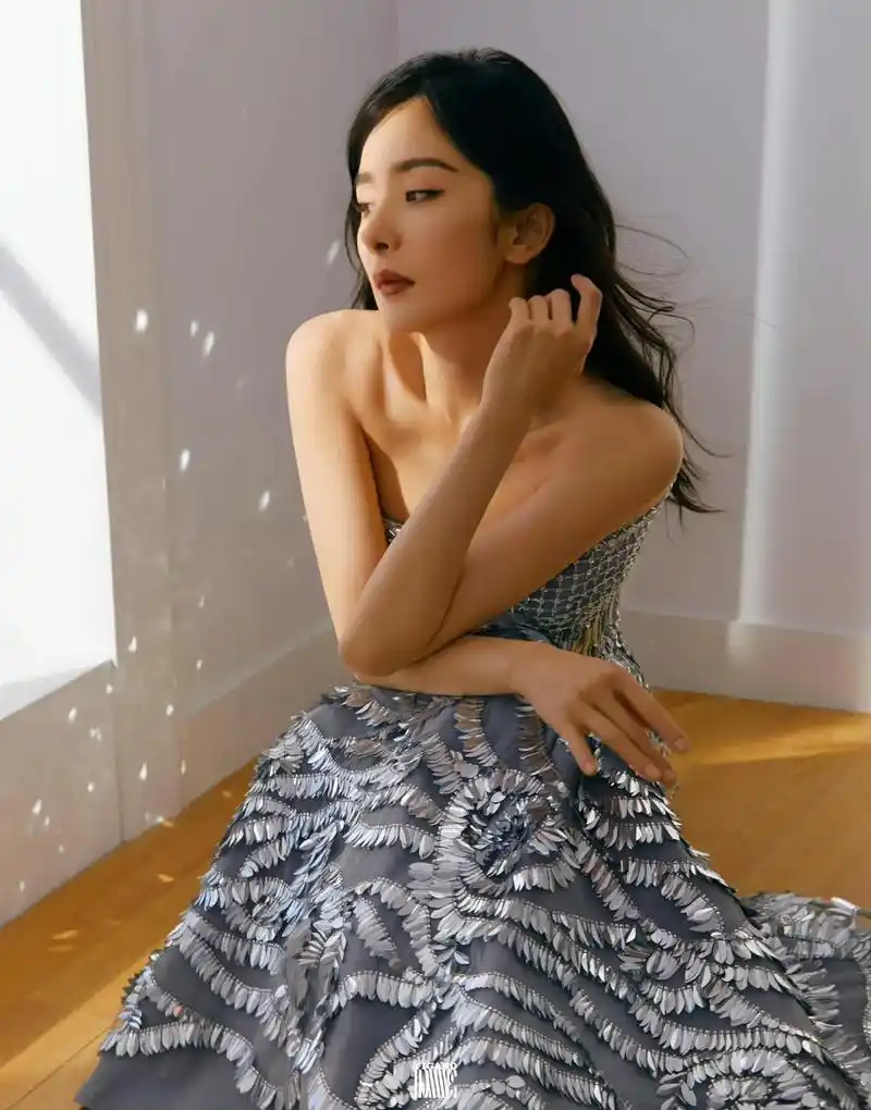 最近没有首饰分享,更新一集写真哟!#杨幂 #明星  - 抖音