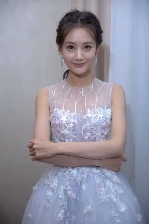 李一桐高清怼脸直拍,打败99%娱乐圈,这才是真正明星而不是网红_自然