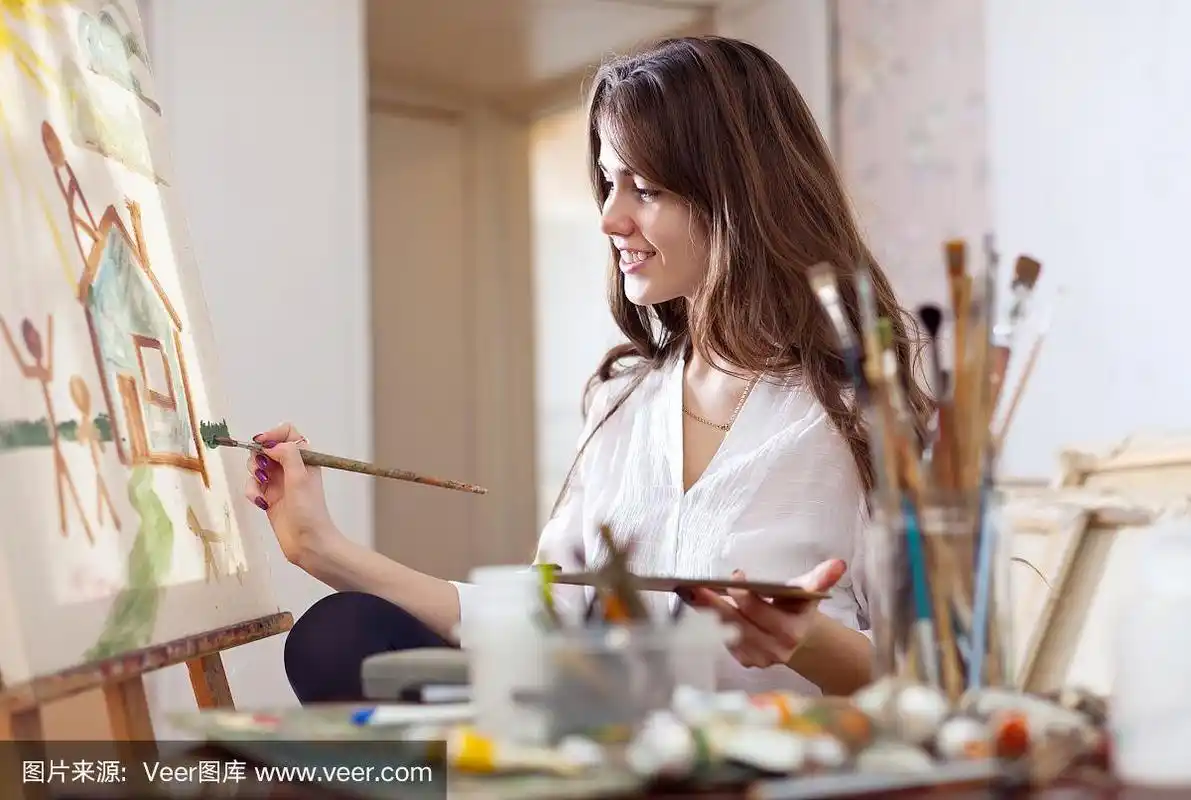 女人在帆布上作画