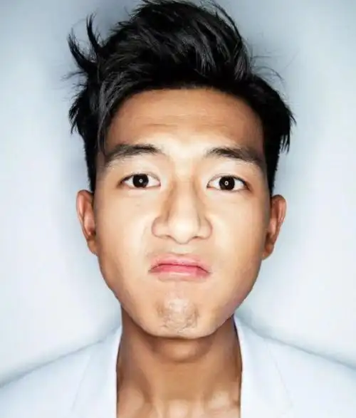 李现早期写真照曝光,这生图颜值是什么水平?像极了学长