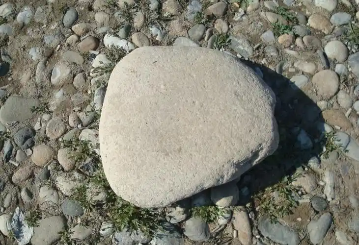 我是一块普普通通的小石头