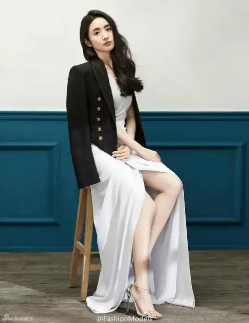 林依晨高开衩露美腿 对镜比心搞怪可爱