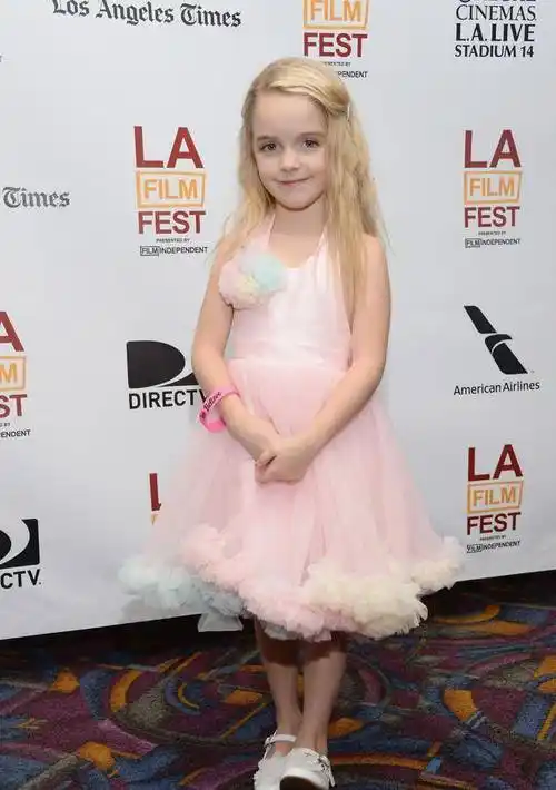 小童星麦肯娜·格瑞丝,被誉为"人间天使",美貌与智慧并存_美得_小姑娘