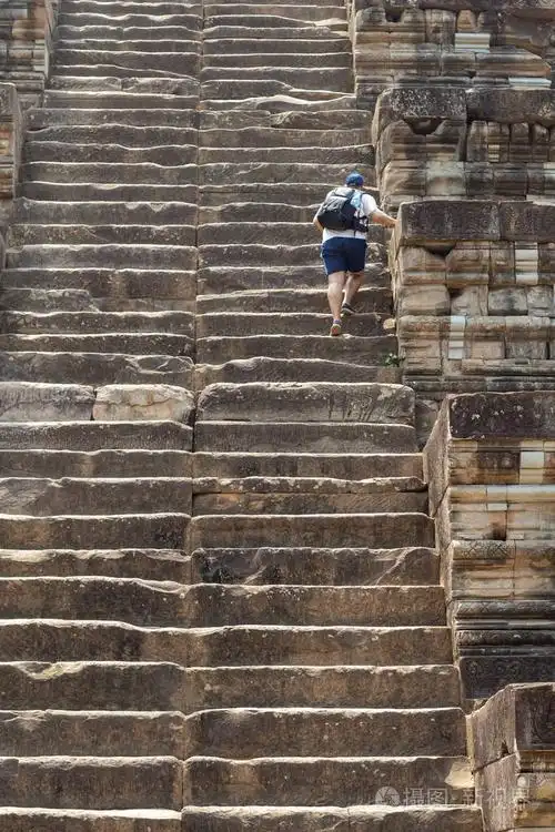 吴哥寺古佛寺的无尽台阶.旅游攀登历史建筑.在柬埔寨观光.