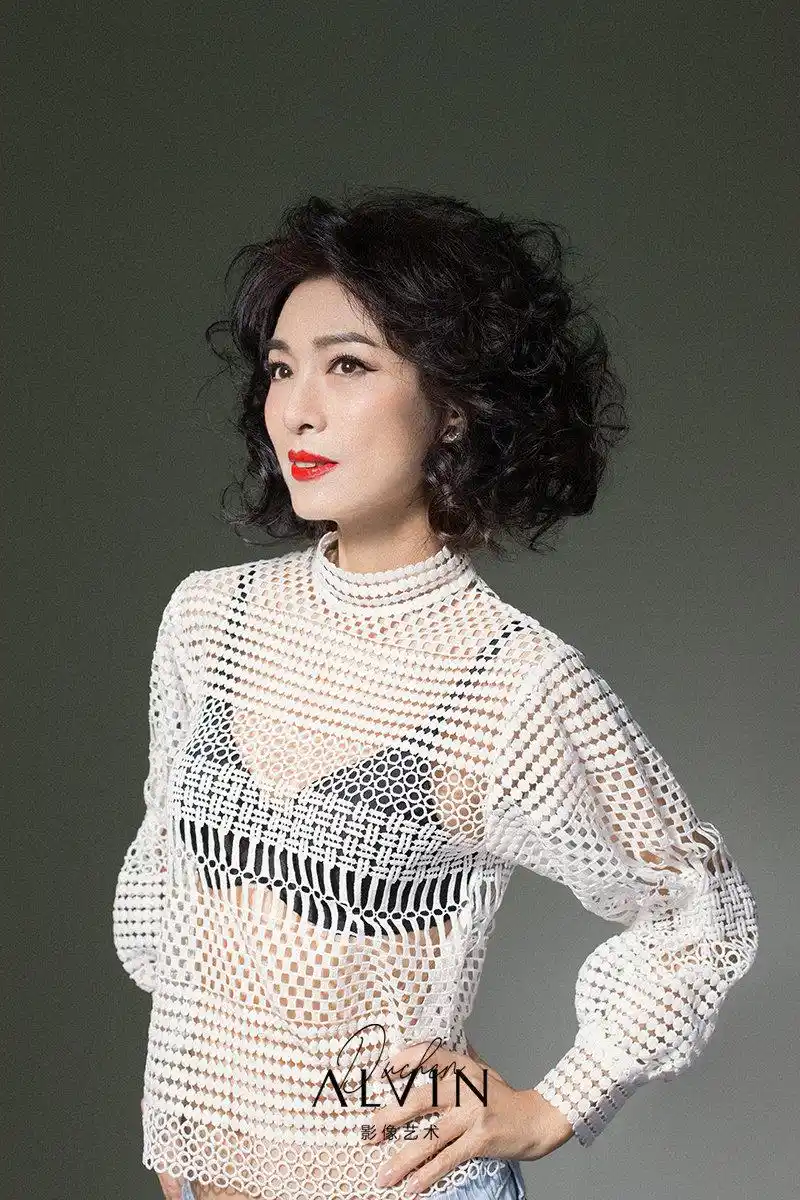 64岁米雪涂大红唇烫复古卷,穿透视装玩转霸气风,卡粉的脸太真实