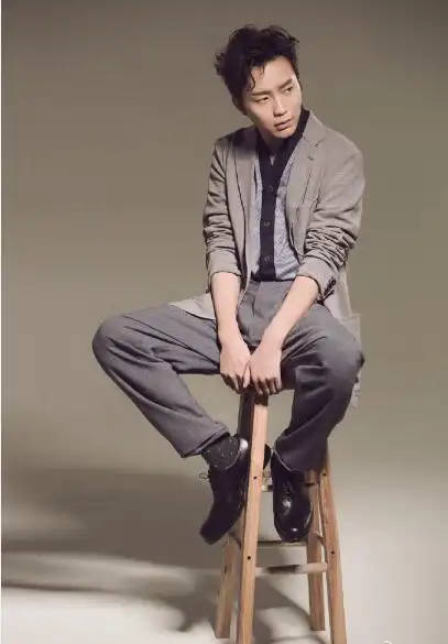 早年家庭贫困,做过乞丐当过老板,出道十余年至今单身